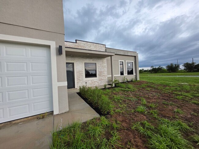 Building Photo - 1035 Kismet Pkwy W