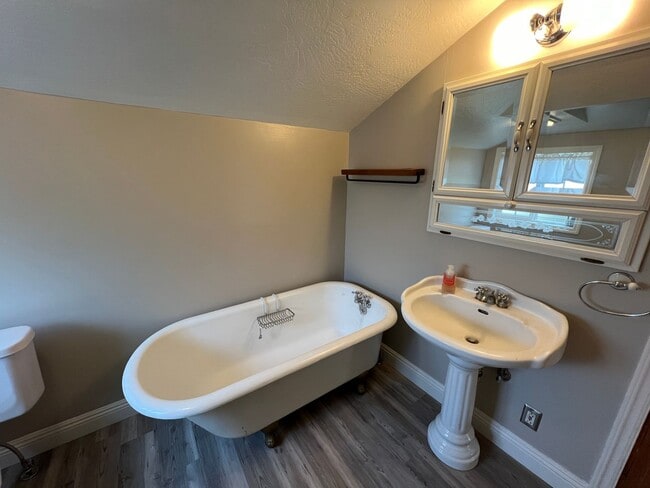 Building Photo - Nostalgic 3-bedroom Farmhouse in Hughson!