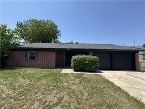 Building Photo - 1206 Phyllis Dr