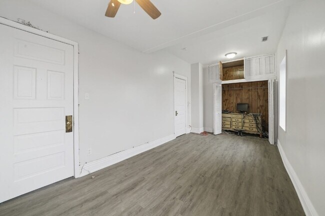 Building Photo - 2556 S Albany Ave