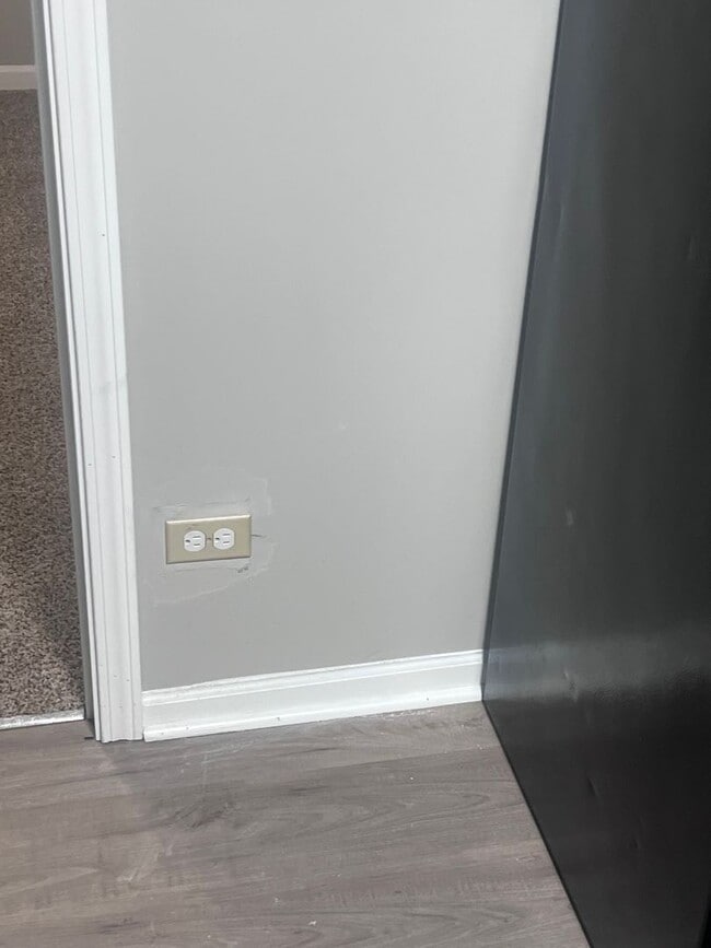 Building Photo - Charming / Totally Remodeled Apartment!
