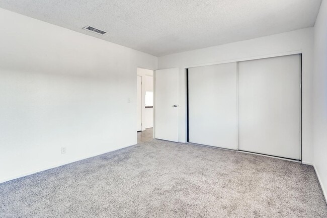 Building Photo - Redone STUNNING 1st floor Apartment!