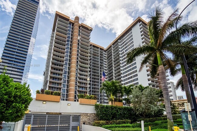 Building Photo - 2030 S Ocean Dr