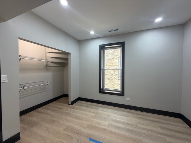 Building Photo - 5252 W Berteau Ave