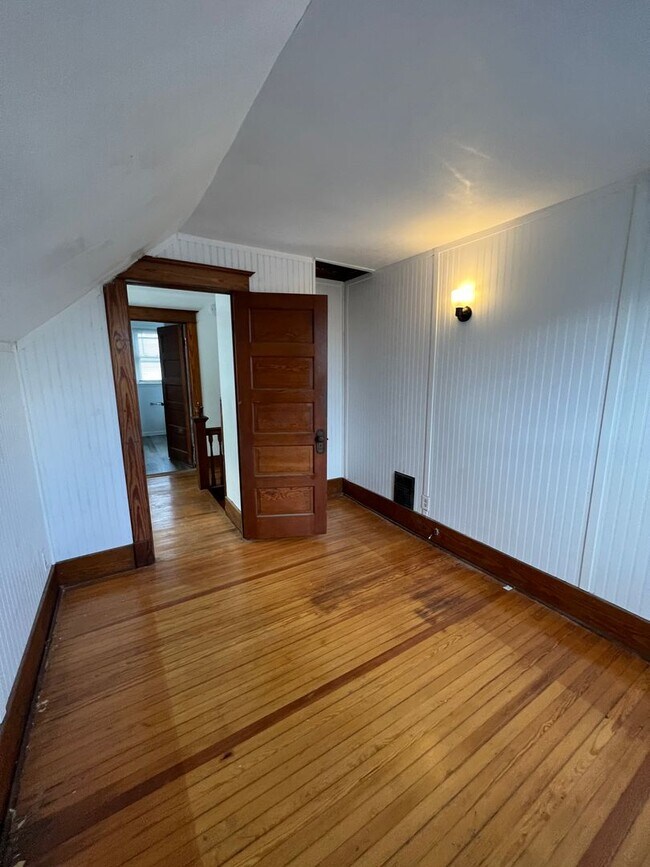 Building Photo - 3 Bed 1 Bath Single Family House 13 Essex St.