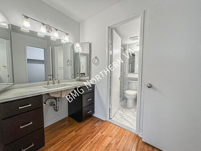 Building Photo - 309 Yoakum Pkwy