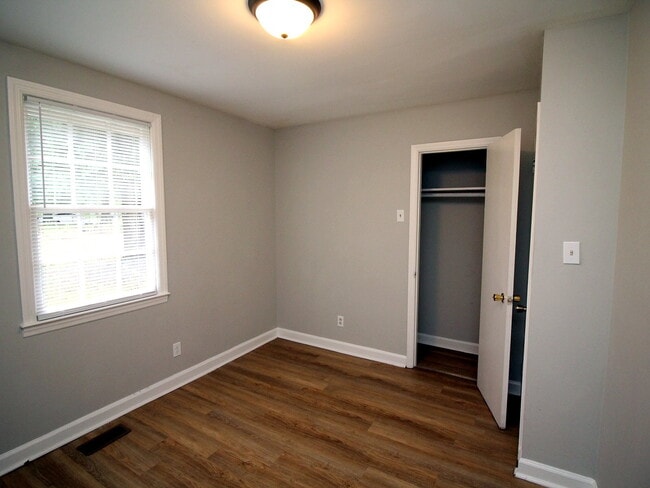 Building Photo - 1502 Woodmere Dr