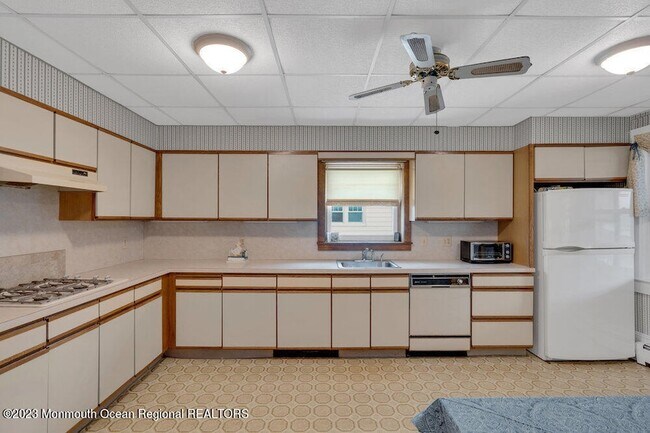 Building Photo - 683 Main Ave