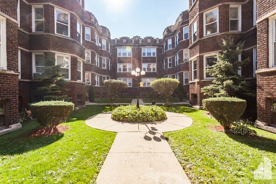 Primary Photo - 813 W Cornelia Ave