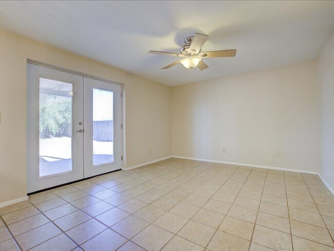 Building Photo - 3 Bedroom 2 Bathroom