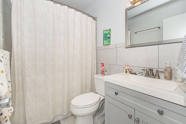 Building Photo - Charming 4 Bed 3.5 Bath Townhome