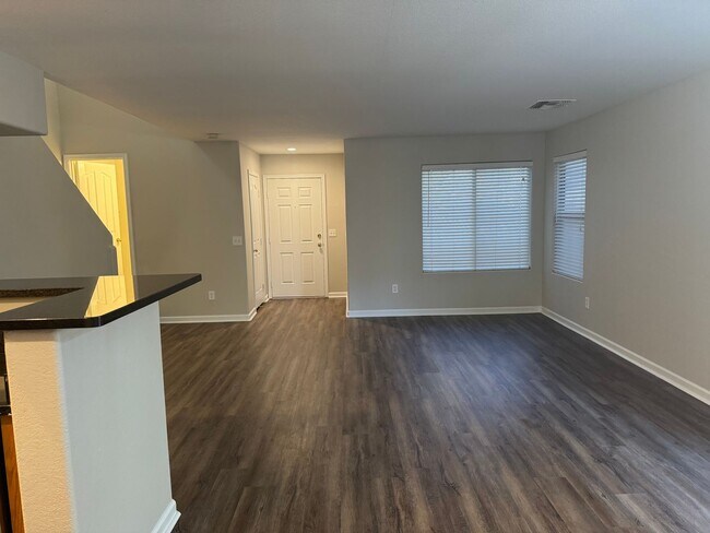 Building Photo - Fantastic 3-bedroom, 2-bathroom townhome  --  1/2 off first month's rent