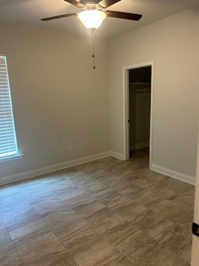 Building Photo - 6914 Summerset Dr