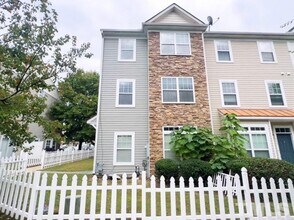 Building Photo - End Unit Townhome for Rent