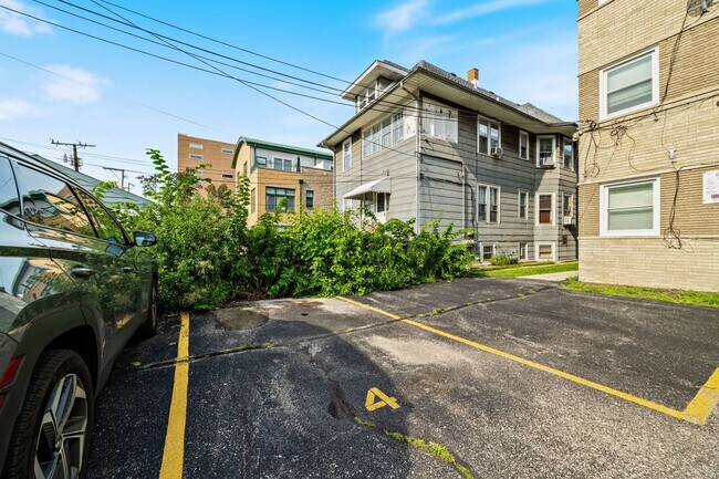 Building Photo - 929 S Oak Park Ave