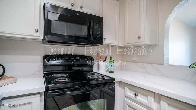 Building Photo - 1329 S Mitchell Dr