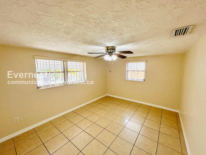 Building Photo - 2127 Erin Dr