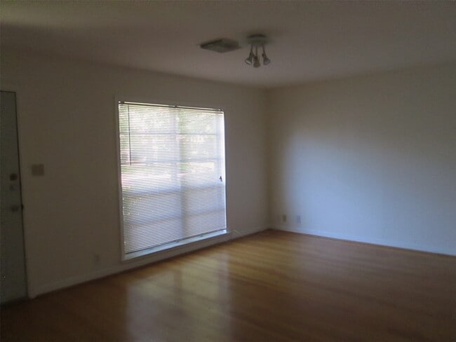 Building Photo - 2311 Bron Holly Dr