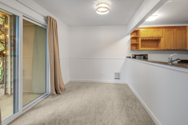 Building Photo - 1Bd/1Ba Redmond Condo