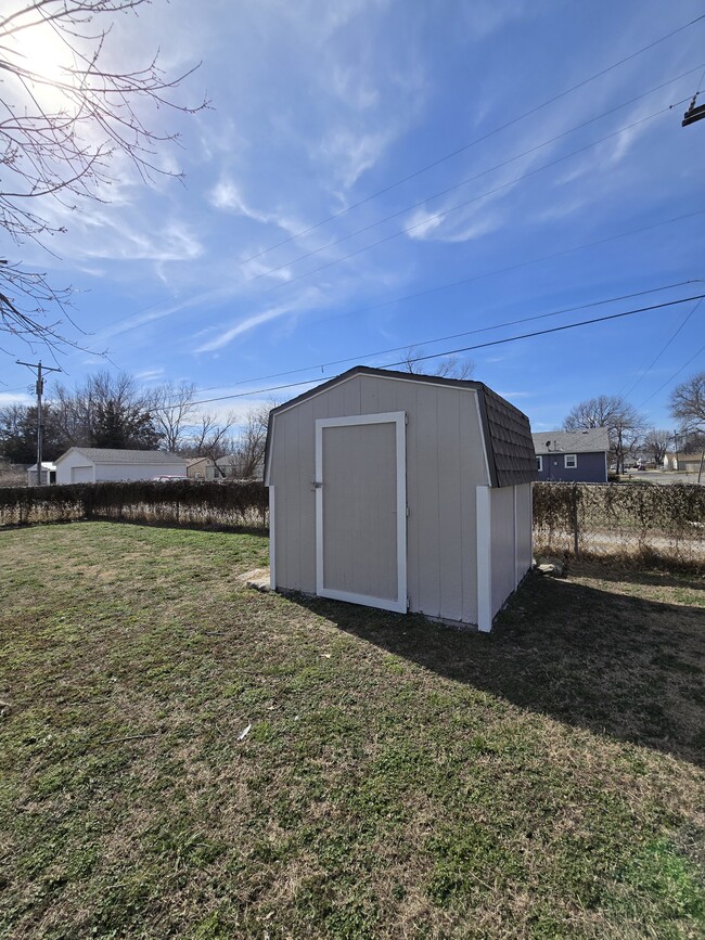 Building Photo - 333 N Colby Ave