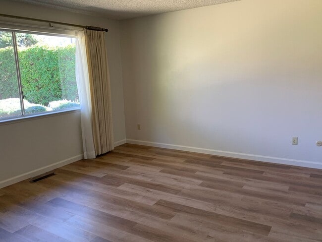 Building Photo - Oakmont's 55+ active adult community