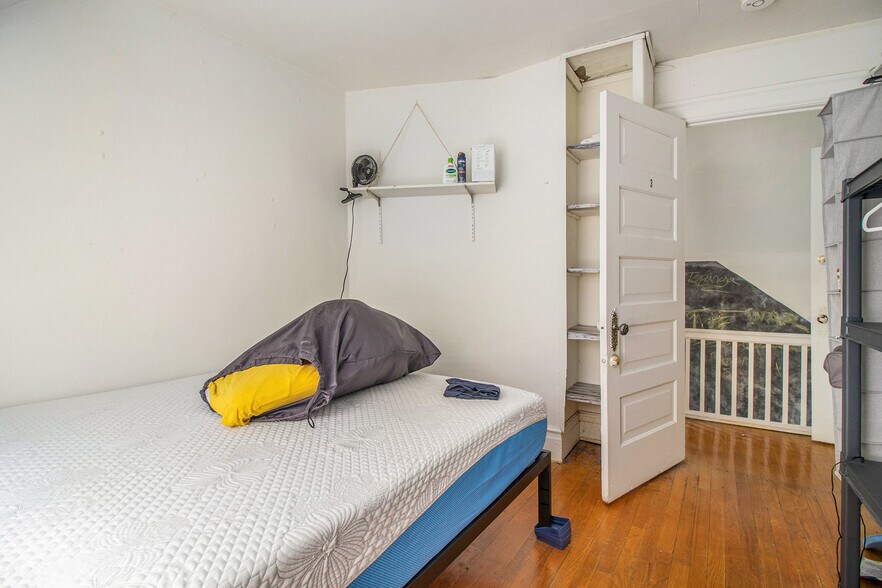 Building Photo - 927 S Division St