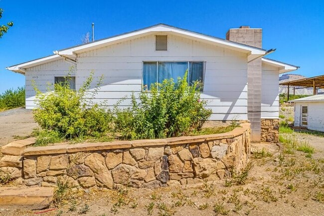 Building Photo - Budget-Friendly Rental with Plenty of Space