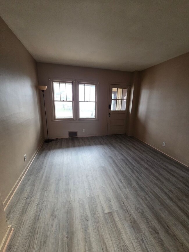 Building Photo - 304 Lake St