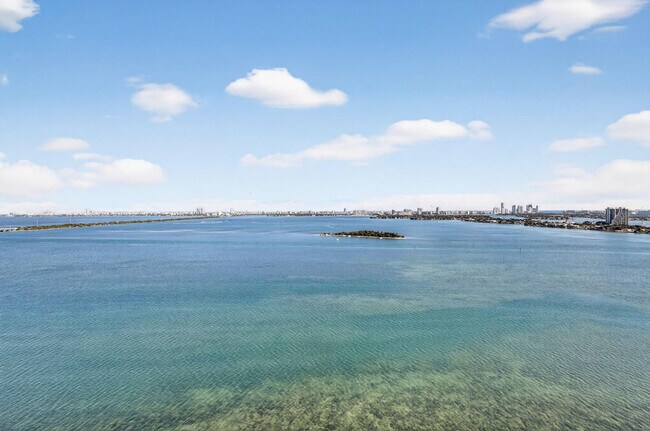 Building Photo - 700 NE 24th St