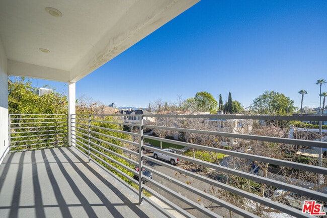 Building Photo - 1107 Carmona Ave