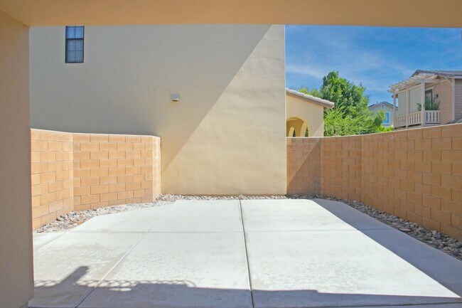 Building Photo - AVAILABLE NOW! GORGEOUS 3 BED / 2.5 BATH in Campanile in Cathedral City!