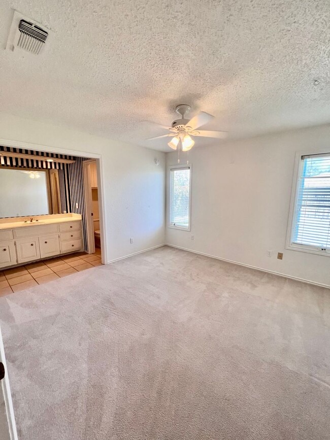 Building Photo - 4 Bedroom in the Meadows