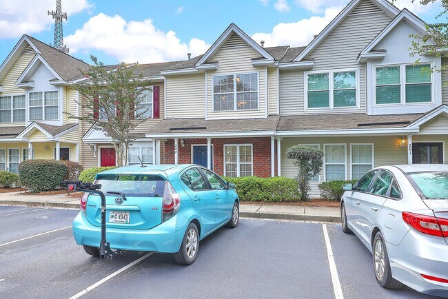Building Photo - Move in Ready Townhouse in Summer Wood!