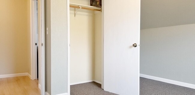 Building Photo - MOVE IN READY NOW! Desirable down town location. 1 bed, 1 bath. Includes water, sewer and garbage.