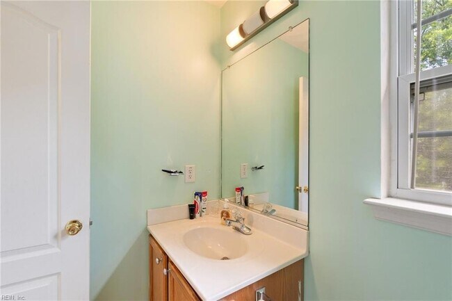 Building Photo - 704 Rocky Run Ct
