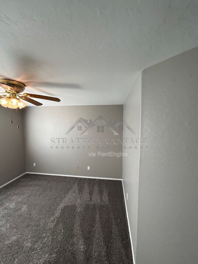 Building Photo - 11381 W Yuma St