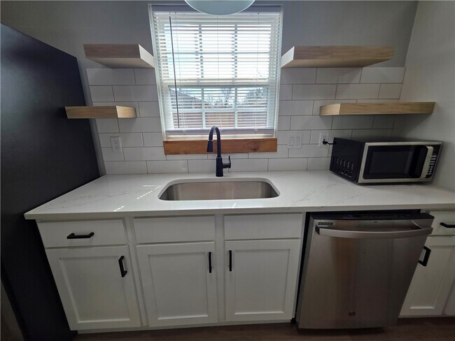 Building Photo - 2402 SE Jayel Terrace