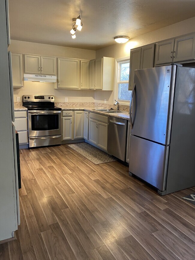 Building Photo - 3 bedroom - Hartsock