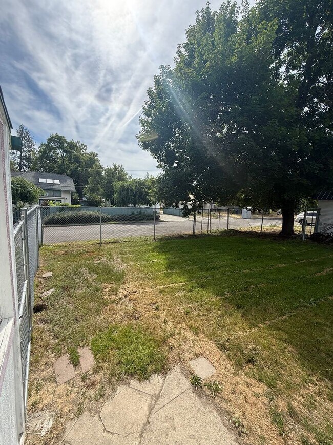 Building Photo - Large 4 Bed House with Fenced Yard