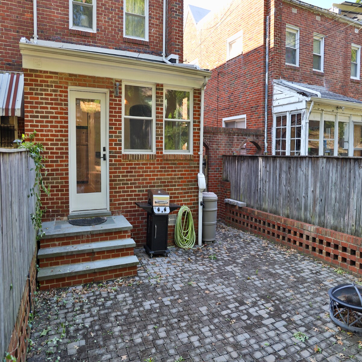 Building Photo - 6131 1st Pl NE