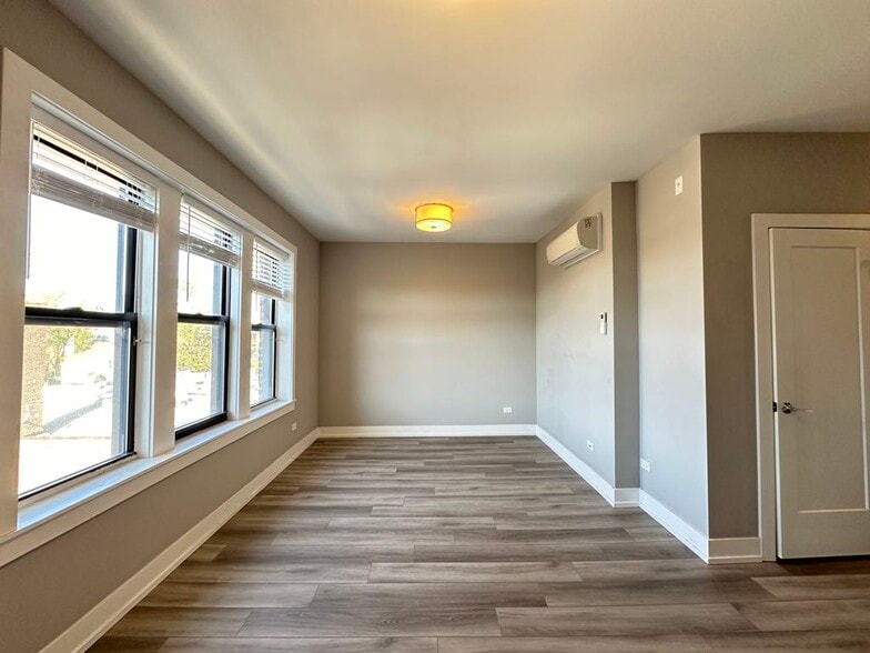 Building Photo - 3934 N Janssen Ave