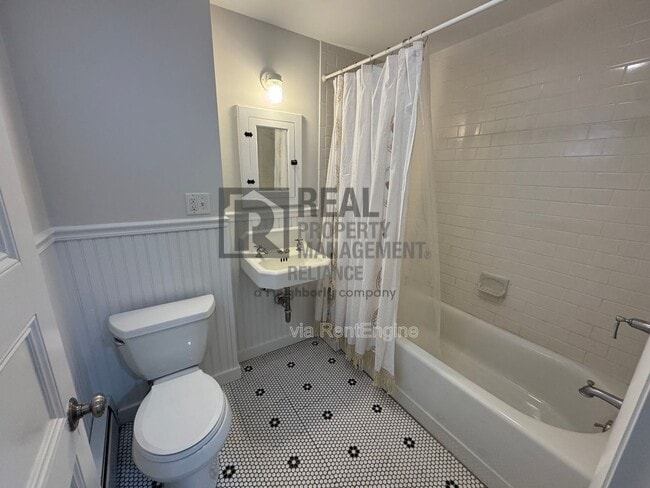 Building Photo - 2 Sea View Ave