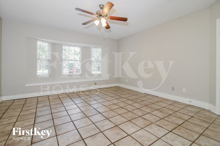 Building Photo - 405 Lone Oak Cir