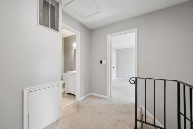 Building Photo - 1615 Colonial Way