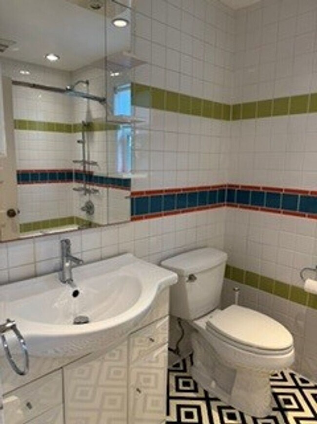 Building Photo - Charming 3 Bedroom, 2 Bathroom Home for Rent in Garberville  Non furnished Price $2,000. Furnishe...