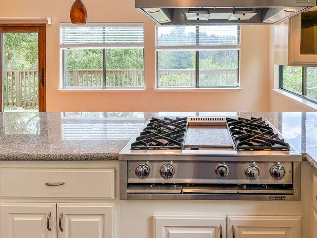 Building Photo - Beautiful Home in the Oakland Hills with v...