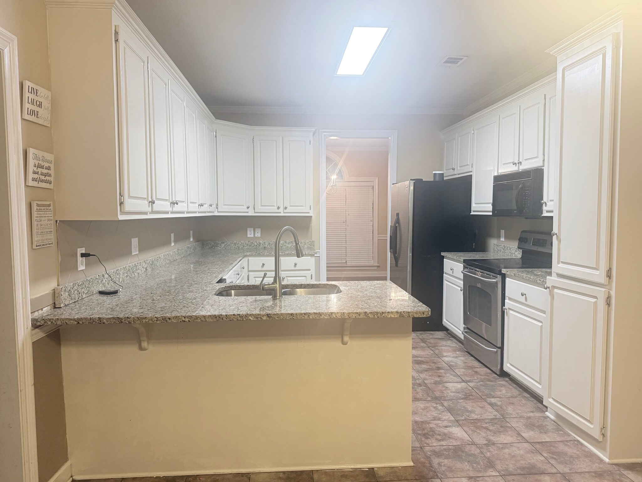 Building Photo - 635 Hampshire Dr