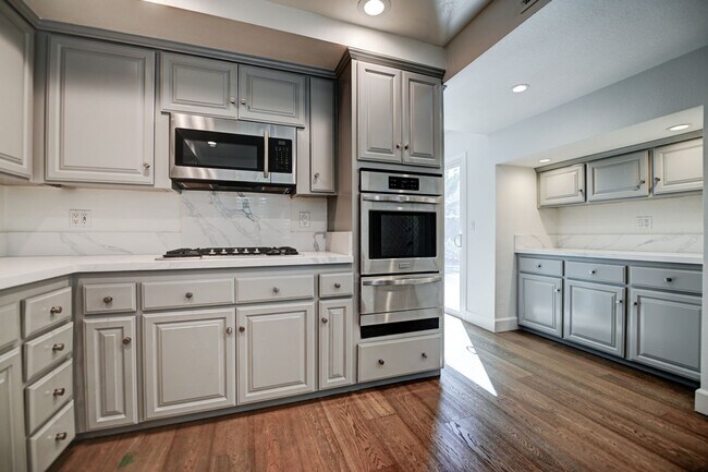 Building Photo - Updated, 3 bedroom 2.5 bath townhouse located in the Newport Riviera Community