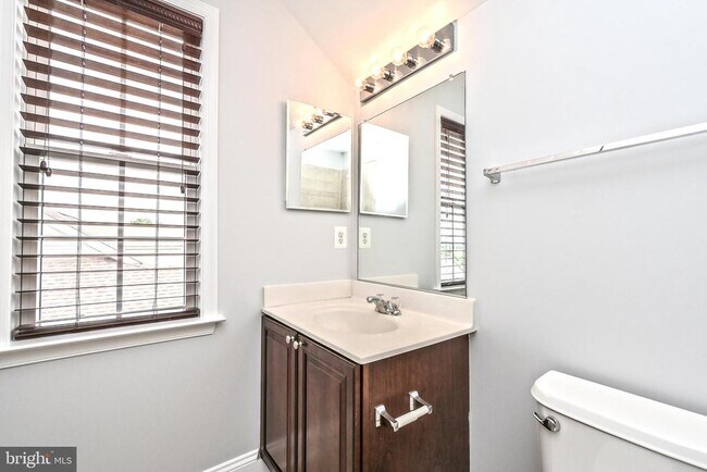 Building Photo - 6916 Birkenhead Pl
