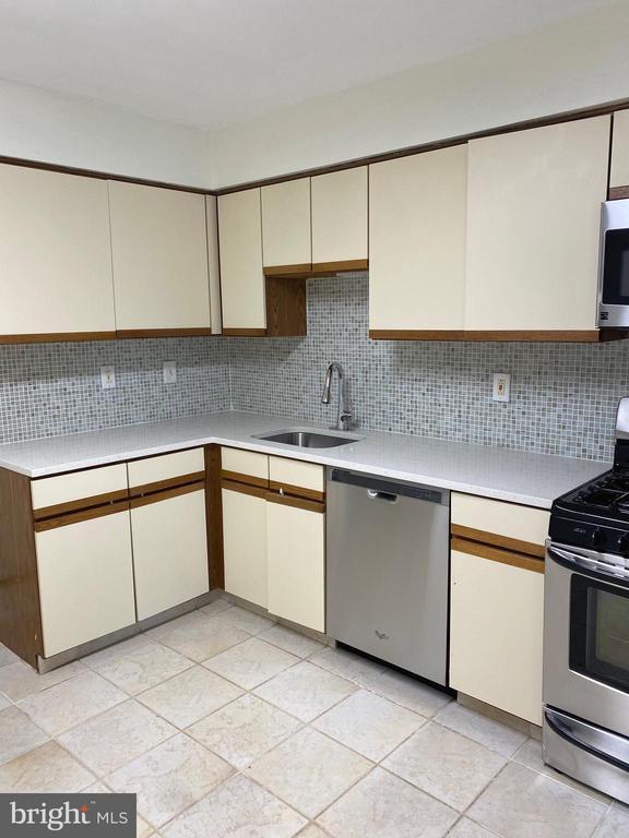 Building Photo - 1739 McNelis Dr